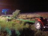 W Rytwianach samochód uderzył w maszynę rolniczą. Dwie osoby trafiły do szpitala 