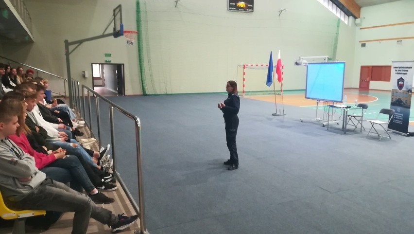 Policjantki spotkały się z białobrzeskimi licealistami. Zachęcały uczniów, żeby wstapili do służby