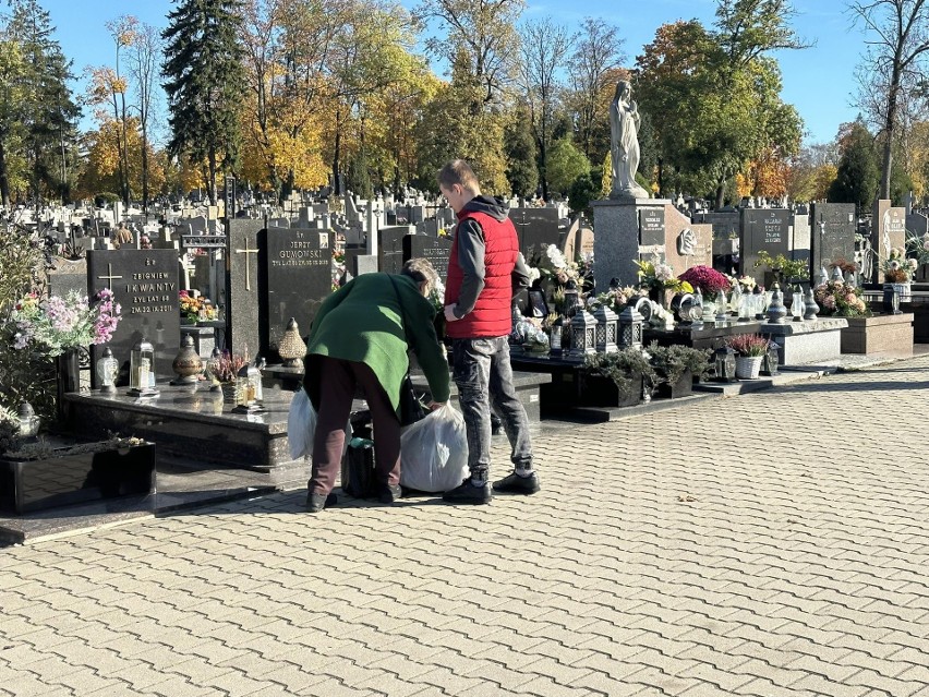 Mieszkańcy sprzątali groby na cmentarzu przy ulicy...