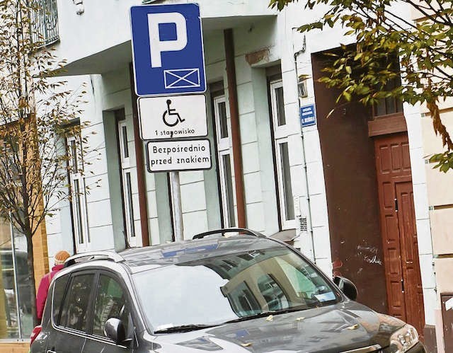 Ten właściciel auta ma prawo parkować na miejscu dla inwalidy (ul. Wileńska), jeśli jednak nie ma ono koperty - może to robić właściwie każdy
