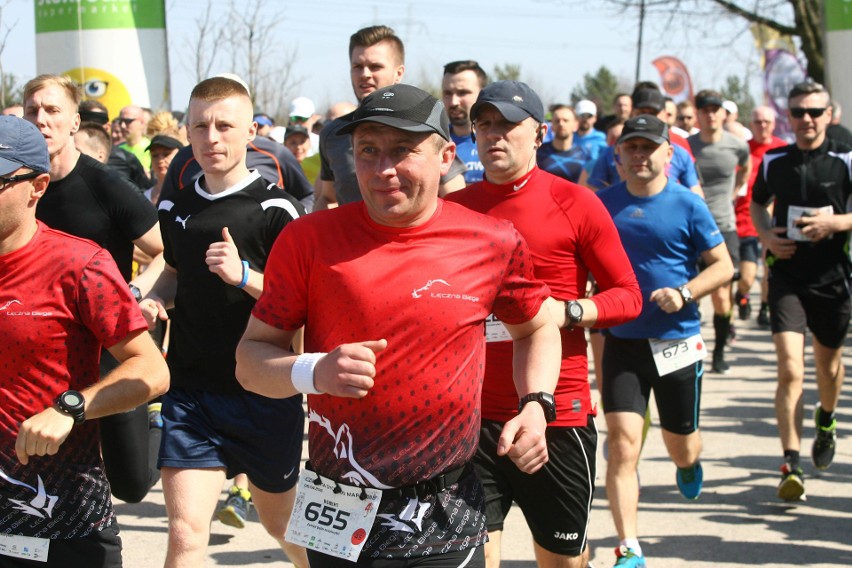 Biegli w niedzielę nad Zalewem Zemborzyckiem. To ostatni bieg z cyklu "Cztery Dychy do Maratonu" [DUŻO ZDJĘĆ]