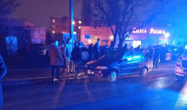 Poważny wypadek na ul. Ugory w Bydgoszczy. Pieszy został potrącony przez samochód. Trafił do szpitala.