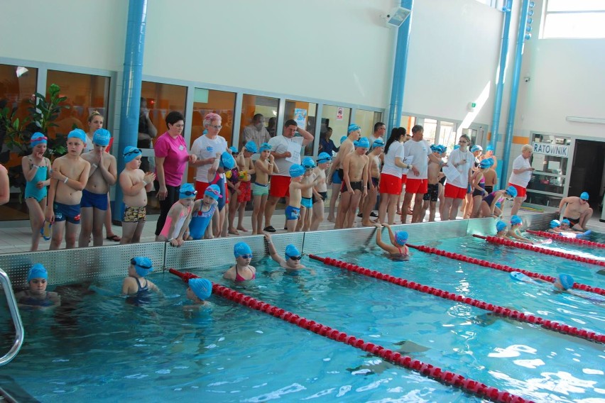 Paweł Korzeniowski opowiadał o pływaniu w Powiatowym Centrum Sportu i Rekreacji w Przysusze w ramach Kinder+ Sport