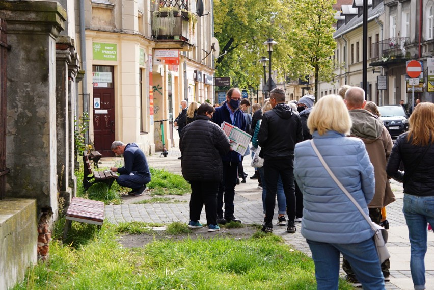 W piątek przed punktem sprzedaży biletów ZTM przy ul....