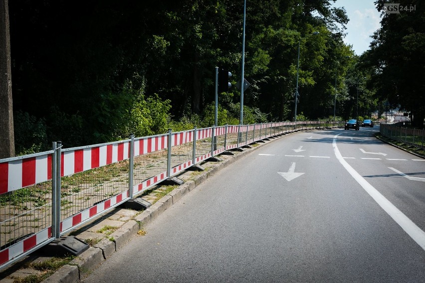 Parkowanie w okolicy Arkonki w Szczecinie. Barierki w walce z nielegalnie parkującymi [ZDJĘCIA] 