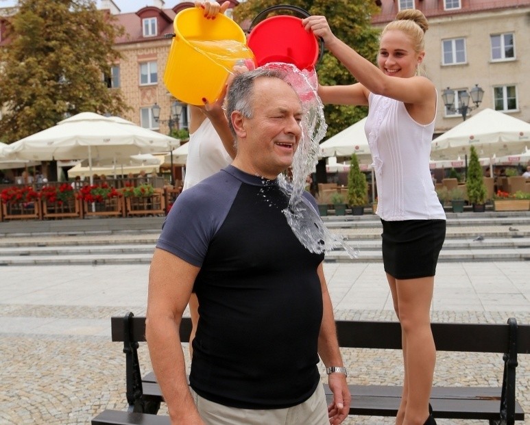 Janusz Kochan oblany wodą. Nominował Kusaka (zdjęcia)