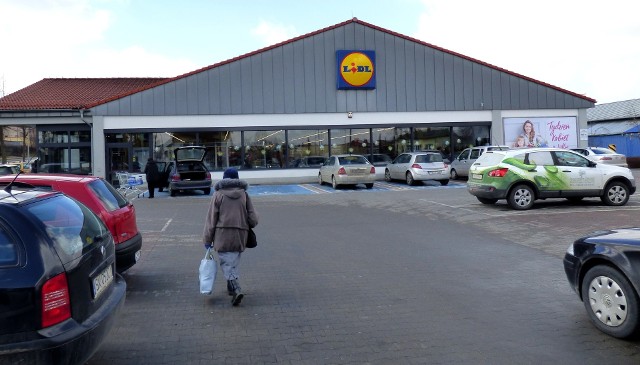 Buski Lidl przy ulicy Wojska Polskiego w niedzielę, 11 marca, będzie zamknięty. Nie przełożyło się to na większy ruch w piątek, w związku z czekającymi nas ograniczeniami.