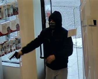 Ten człowiek napadł na bank w Radomiu. Kim jest? (zdjęcia)