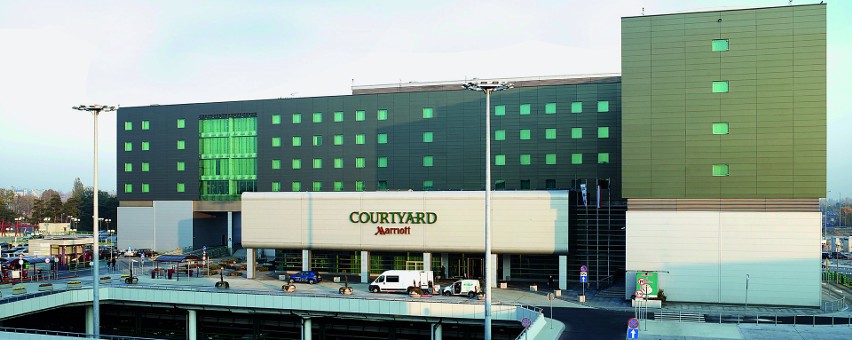 Hotel Courtyard by Marriott stoi przy Lotnisku Chopina w...