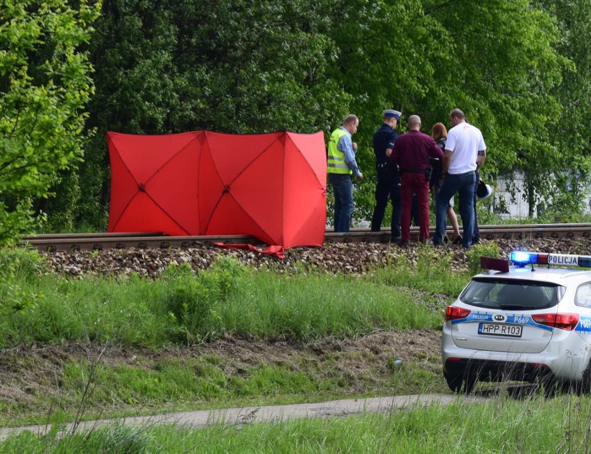 Jadący w kierunku Katowic pociąg osobowy, potrącił mężczyznę...