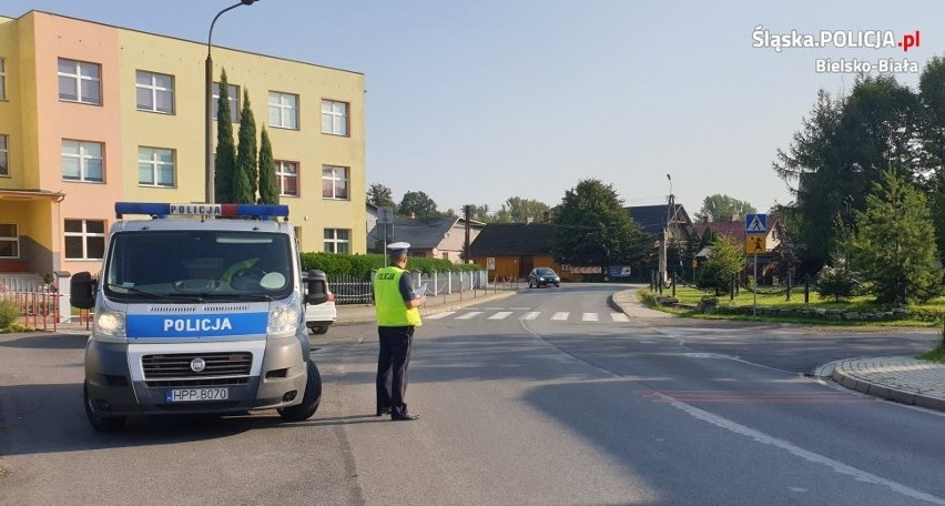 Policjanci pojawili się w rejonach szkół w Bielsku-Białej. Sprawdzają drogi i przejścia dla pieszych ZDJĘCIA