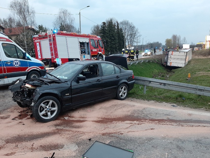 Wypadek na skrzyżowaniu w Stopnicy. Ciężarówka uderzona przez BMW wpadła do rowu