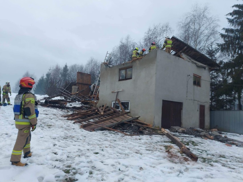 W Skołyszynie zawalił się dach na budynku gospodarczym. Nikt nie został ranny [ZDJĘCIA]