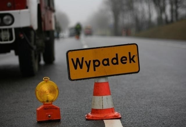 Wypadek w Będzinie na DK 86 na trasie w stronę Katowic. Samochód opel corsa uderzył w barierę energochłonną. Na miejscu od razu utworzyły się korki.