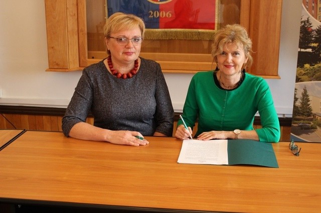 Umowę na dofinansowanie projektu "Wsparcie w lepszym starcie" podpisały od lewej: Elżbieta Lange - Skarbnik Powiatu oraz Barbara Śliwa - Kierownik PCPR w Zwoleniu.
