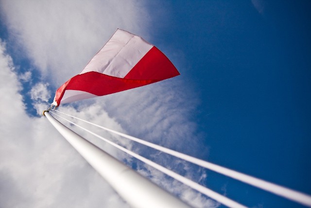 2 maja obchodzimy Dzień Flagi. Pokażmy nasze przywiązanie do barw narodowych - razem stwórzmy galerię zdjęć naszych flag. Przysyłajcie nam zdjęcia biało-czerwonej przed waszymi domami, na balkonach, na waszych posesjach - na adres internet@echodnia.eu oraz poprzez facebooka. Wasze zdjęcia będziemy zamieszczać na bieżąco.