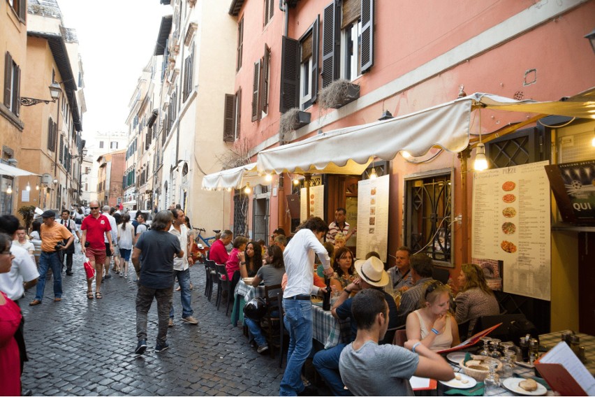Ludzie w restauracji w sąsiedztwie Trastevere w Rzymie,...