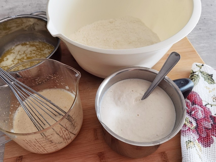 Rozpuść masło w rondelku. Do dużej miski przesiej mąkę.