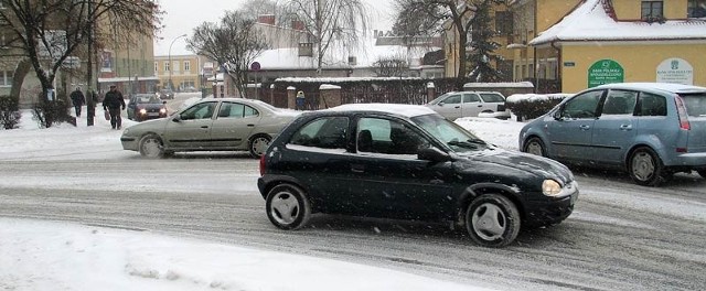 Po czwartkowej śnieżnej zadymce warunki do jazdy po drogach powiatu tarnobrzeskiego są bardzo utrudnione.