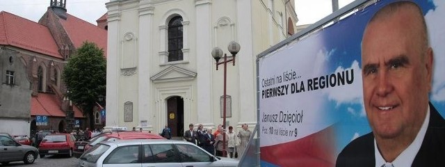 Z megaplakatu na kółkach, który zastawił cztery miejsca parkingowe uśmiechał się Janusz Dzięcioł. Kierowcom, którzy szukali wolnych miejsc postojowych, wcale nie było do śmiechu...