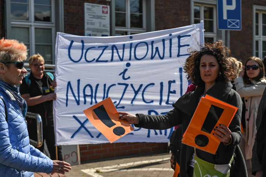 Manifestacja pt.  „W rękach rządu jest nasza matura!” przed...