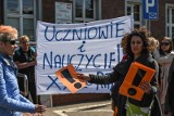 Manifestacja uczniów i niemy polonez przed Pomorskim Urzędem Wojewódzkim. Maturzyści nie czują się ofiarami strajku. Wsparli nauczycieli