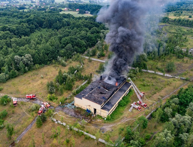 Tragiczny pożar w Kaczycach w powiecie cieszyńskim. W sobotę, 24 czerwca, doszło do zapalenia środków chemicznych, składanych prawdopodobnie nielegalnie na terenie opuszczonej lokomotywowni w dawnej kopalni Morcinek. 