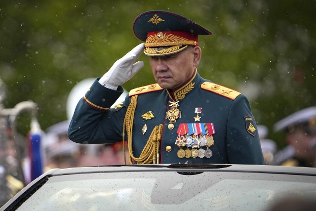 Po raz ostatni Szojgu poprowadził wojskową paradę w Moskwie.