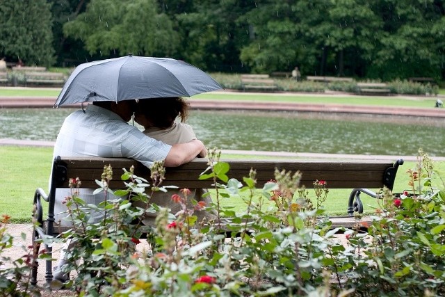 Według prognoz IMGW w nocy z piątku na sobotę zachmurzenie duże z większymi przejaśnieniami. Przelotne opady deszczu. Temperatura minimalna od 11°C do 13°C. Wiatr słaby i umiarkowany, okresami porywisty, południowo-zachodni.W sobotę zachmurzenie duże z większymi przejaśnieniami. Przelotne opady deszczu, możliwa burza. Temperatura maksymalna od 16°C do 19°C. Wiatr słaby i umiarkowany, okresami porywisty, południowo-zachodni.