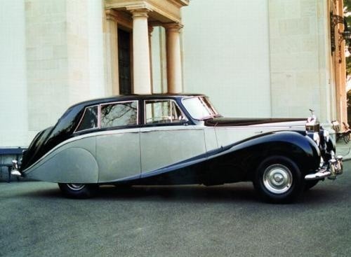 Fot. BMW: Słynące z niesłyszalnej pracy silnika Rolls-Royce&#8217;y obdarzano poetycznymi przydomkami Silver Ghost (Srebrny Duch) albo Silver Cloud (Srebrny Obłok). Na zdjęciu Silver Wraith z 1958 r.