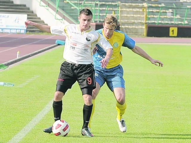 Daniel Katerla (z lewej) zagrał kolejny niezły mecz w barwach Czarnych. Jednak ani on, ani jego koledzy nie potrafili strzelić gola na stadionie lidera.