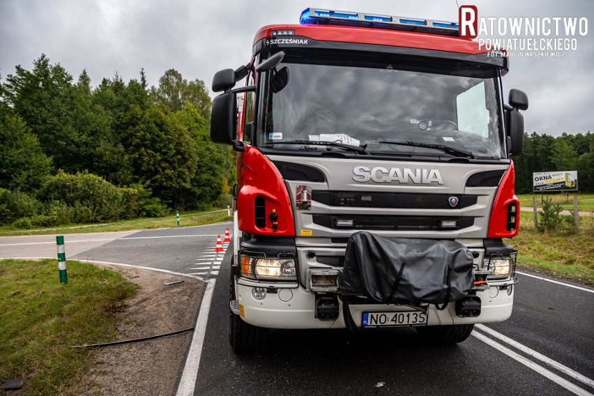 Wypadek na DK 16. Samochód osobowy zderzył się z ciężarówką. Kobieta trafiła do szpitala