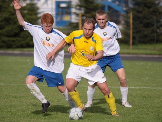 Stal Sanok (żółto-niebieskie koszulki) uległa na własnym boisku Stali Mielec 0-2.