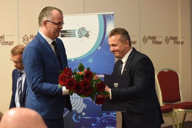 Wiceprezes Zarządu PSSE  Andrzej Marszk (z lewej) przyjmuje gratulacje od wojewody kujawsko-pomorskiego Mikołaja Bogdanowicza