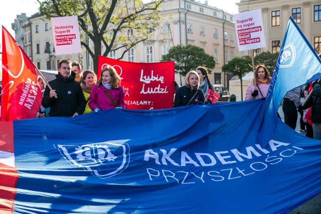 Każda edycja Akademii Przyszłości trwa przez niemal cały rok szkolny. W tym czasie wolontariusze systematycznie spotykają się z dzieckiem w szkole. Nadrzędnym celem takich zajęć jest pomoc w zbudowaniu poczucia własnej wartości. Wolontariuszem w Akademii Przyszłości może zostać każda pełnoletnia osoba, która ma “duże serce” i jest w stanie wygospodarować jedną godzinę w tygodniu na spotkanie z dzieckiem. Szczegóły dla zainteresowanych wolontariatem na: www.superw.pl.