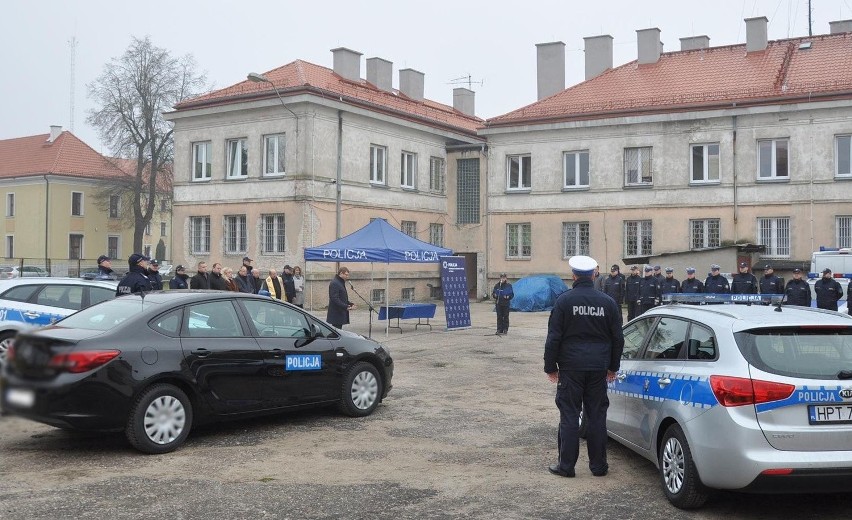 Policjanci w Piszu otrzymali cztery nowe radiowozy - dwa...