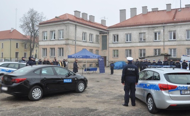 Policjanci w Piszu otrzymali cztery nowe radiowozy - dwa oznakowane i jeden nieoznakowany. Dwa tygodnie wcześniej policjantom z Komisariatu Policji w Orzyszu także został przekazany jeden oznakowany radiowóz. Samochody o łącznej wartości ponad 260 tysięcy złotych zostały sfinansowane częściowo z funduszy Zarządu Powiatu Piskiego, Gminy Pisz i Gminy Orzysz. Pozostała część środków przekazana została z budżetu Komendy Głównej Policji.