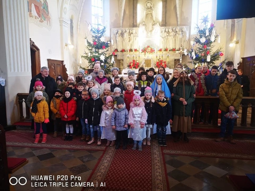 W niedzielę, 5 stycznia w kościele w Górach uczniowie...