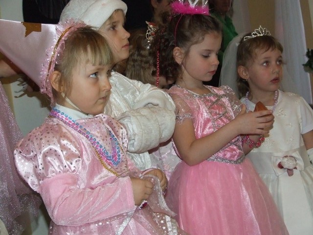 Dzieci, które przyszły na bal były przebrane w piękne stroje, przygotowane na tę okazję przez rodziców