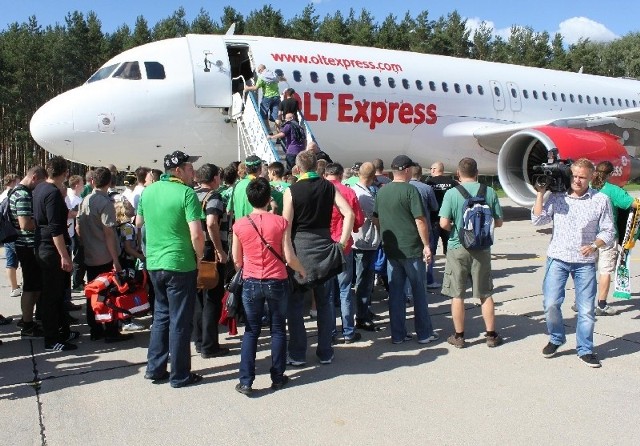 Kibice Falubazu Zielona Góra na lotnisku w Babimoście