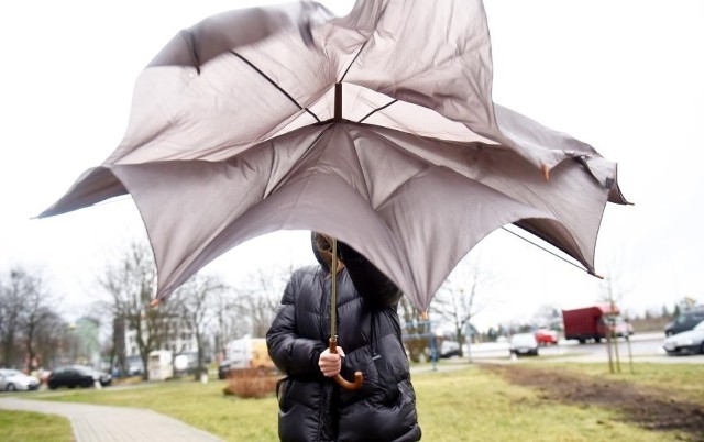 IMGW wydał ostrzeżenie najwyższego, trzeciego stopnia przed intensywnymi opadami deszczu w części woj. warmińsko-mazurskiego