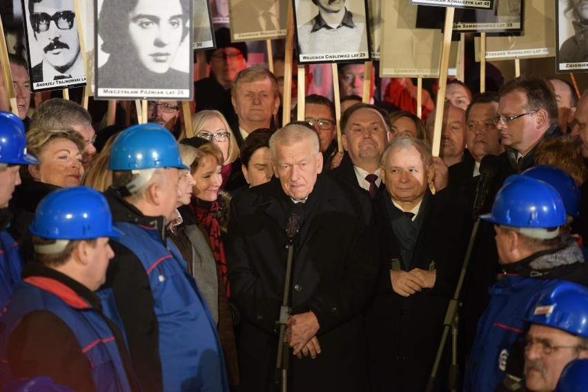 Warszawa: 36. rocznica wprowadzenia stanu wojennego. Demonstracja PiS 13 grudnia na placu Trzech Krzyży [ZDJĘCIA]