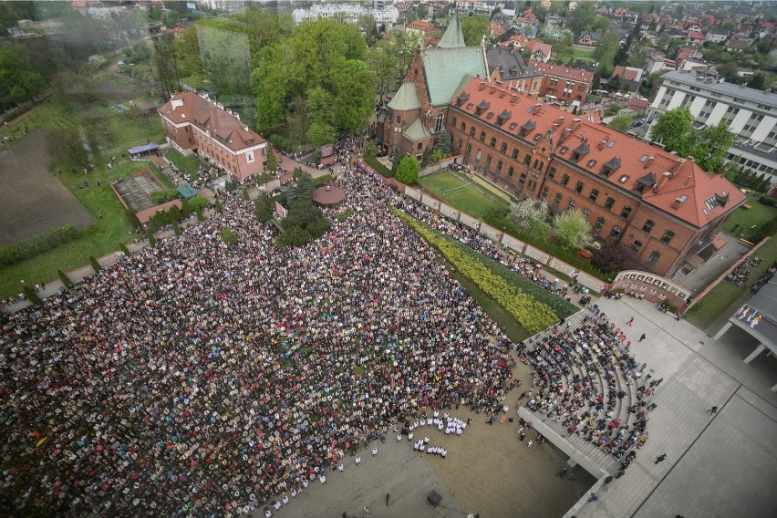 Kraków. Tysiące pielgrzymów w Łagiewnikach. Program obchodów święta Miłosierdzia Bożego 