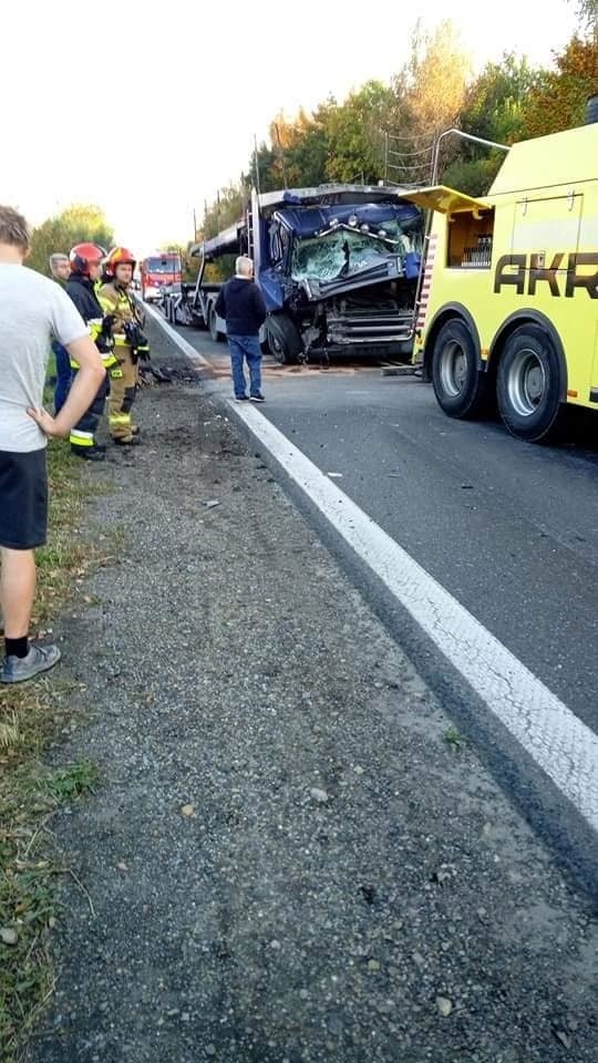 Wypadek w Bieruniu. Kierowca osobówki zawracał na ciągłej. Doprowadził do zderzenia TIR-ów. Kierowcy szukają świadków 