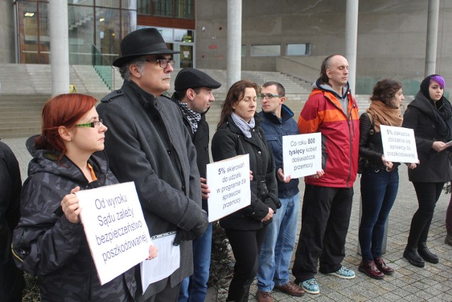 Happening "Po wyroku przemoc trwa dalej" odbył się przed Sądem Okręgowym w Katowicach