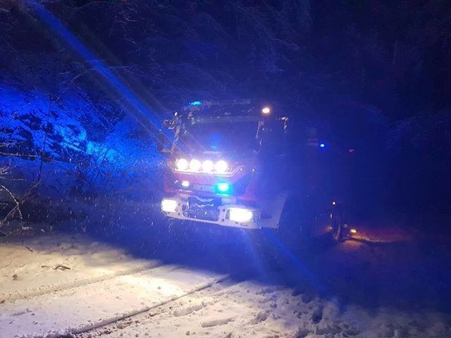 Drzewo zablokowało drogę. Autobus z dziećmi ściągało w stronę skarpy