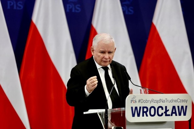 - Żebyście państwo w jedno nie uwierzyli - że za naszych czasów (w spółkach Skarbu Państwa) płacą więcej niż za czasów naszych poprzedników - apelował Jarosław Kaczyński podczas spotkania z mieszkańcami Wrocławia.