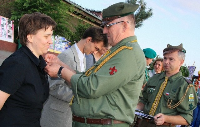 Jedną z odznak przyjaciół harcerzy komendant lubuskiego hufca ZHP harcmistrz Leszek Kornsz wręczył Annie Czerniewskiej.