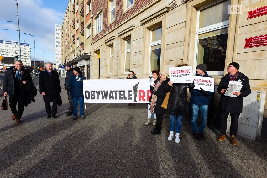 Protest i wsparcie przed sądem w Szczecinie. Sąd bada zatrzymanie szefów KNF