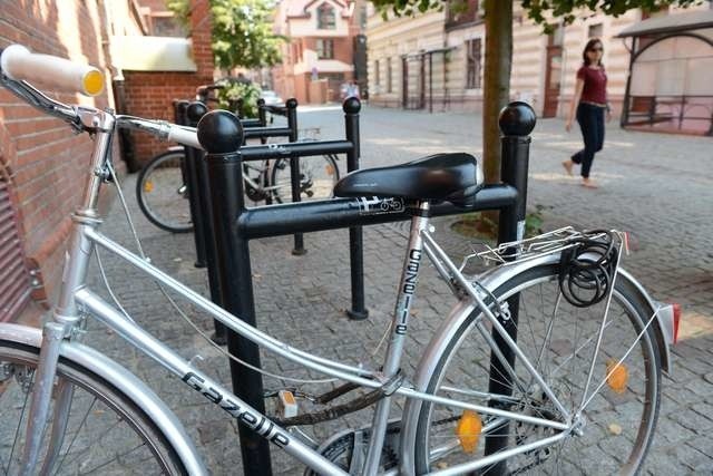 Na starówce montowane są stylowe stojaki w kolorze czarnym. Dla rowerzystów nie kolor stojaków jest jednak najistotniejszy, ale liczba miejsc, gdzie mogliby zaparkować swoje „rumaki”. A tych nadal brakuje